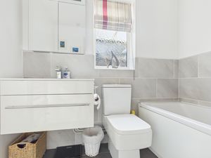 Main Bathroom- click for photo gallery